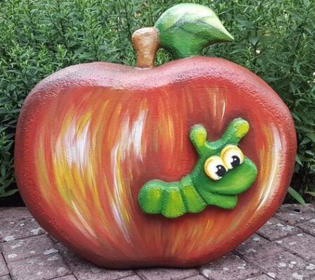 Apfel mit Wurm
